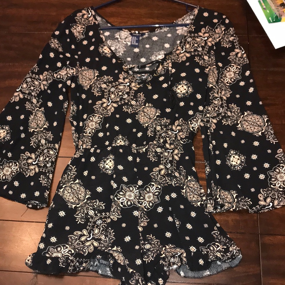 Flowy sleeved Romper